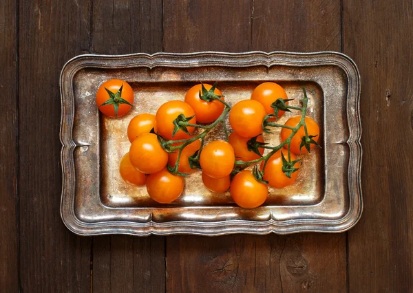 Tomates de cereja amarelos em uma bandeja metálica — Fotografia de Stock