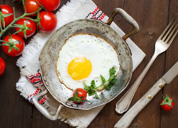 Fried jaj z pomidorami i ziołami n starego patelni — Zdjęcie stockowe