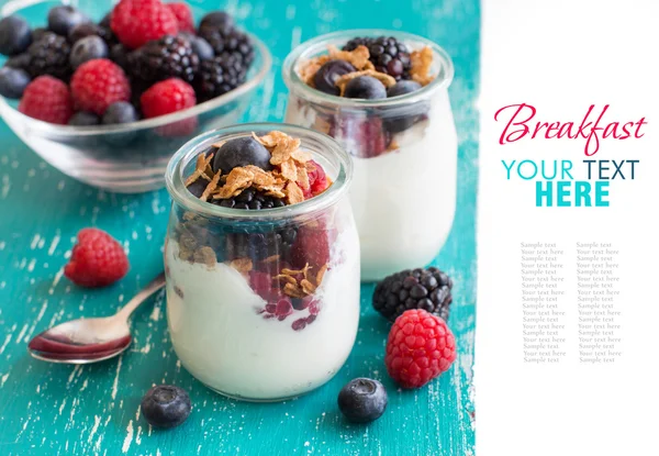 Ягоди, пластівці та свіжий грецький йогурт у банці — стокове фото