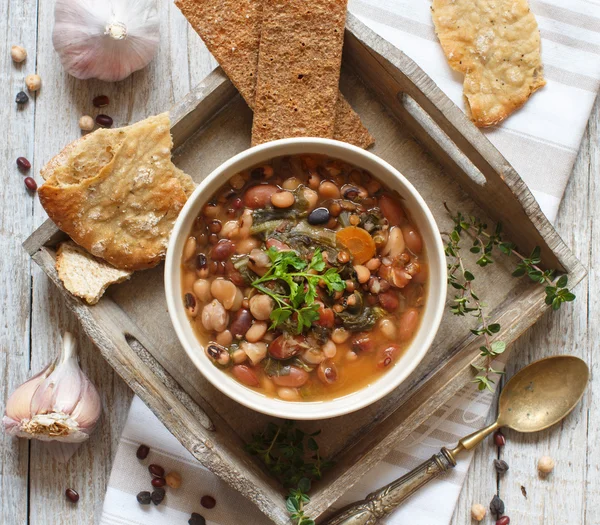 Gekochte Hülsenfrüchte und Gemüse in einer Schüssel — Stockfoto