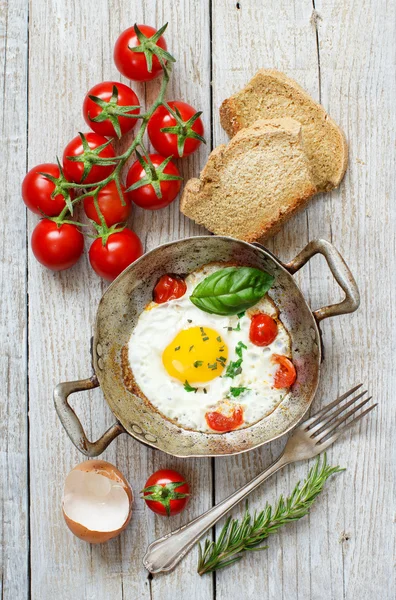 Sahanda yumurta üzerinde eski bir kızartma tavası