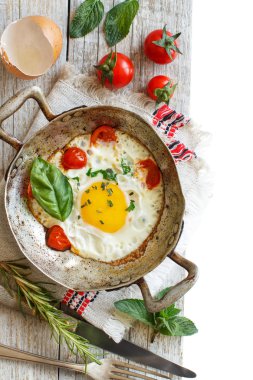 Sahanda yumurta üzerinde eski bir kızartma tavası