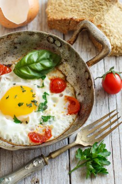 Sahanda yumurta üzerinde eski bir kızartma tavası