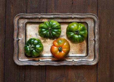 Costoluto domates metal bir tepsi 