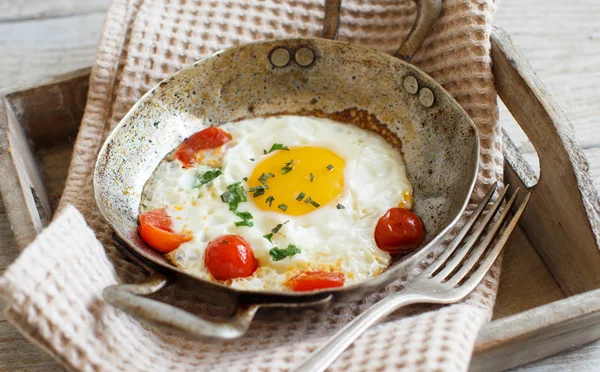 Huevo frito en una sartén vieja — Foto de Stock