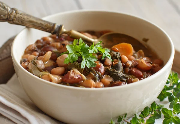 Gekochte Hülsenfrüchte und Gemüse in einer Schüssel — Stockfoto