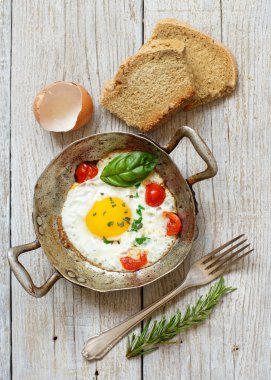 Sahanda yumurta üzerinde eski bir kızartma tavası