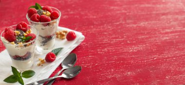 Yoğurt chia tohumu, ceviz ve ahududu