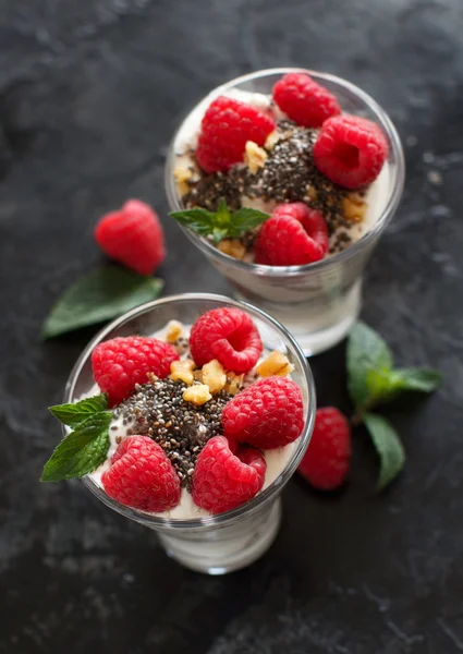 Йогурт с семенами чиа, грецкими орехами и малиной — стоковое фото