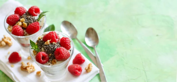 Yogurt with chia seeds, walnuts and raspberries — Stock Photo, Image