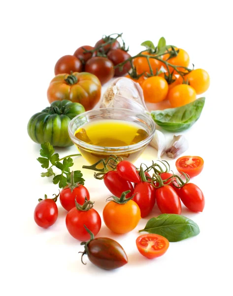 Kleurrijke tomaten, knoflook, kruiden en oilve olie — Stockfoto