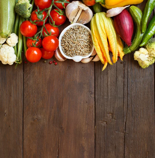 Grano de centeno crudo y verduras —  Fotos de Stock