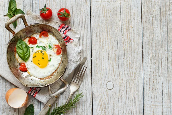 Telur goreng di atas wajan tua — Stok Foto