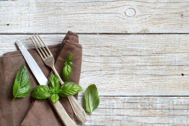 Vintage çatal ve bıçak peçeteye fesleğen ile