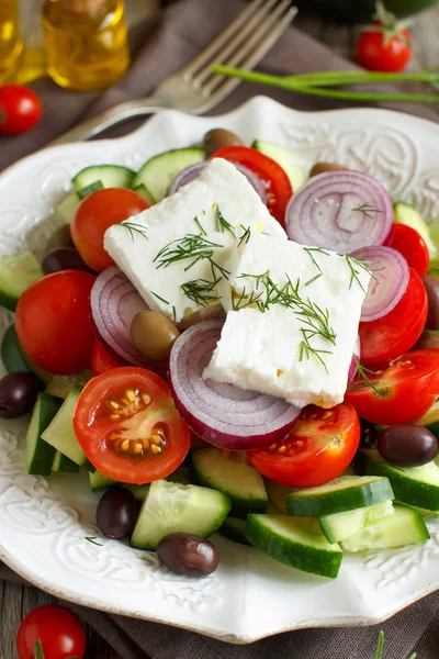Ensalada griega con tomates, queso feta, pepinos, cebollas y aceitunas —  Fotos de Stock