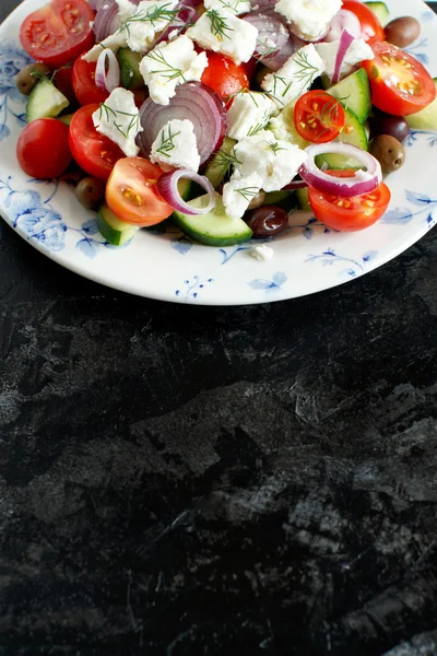 Ensalada griega con tomates, queso feta, pepinos, cebollas y aceitunas —  Fotos de Stock