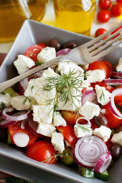 Ensalada griega con tomates, queso feta, pepinos, cebollas y aceitunas —  Fotos de Stock