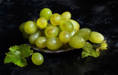 Karanlık bir arka plan üzerinde beyaz üzüm