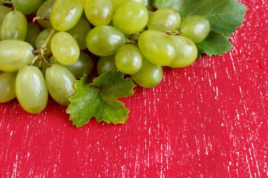 Kırmızı bir arka plan üzerinde beyaz üzüm