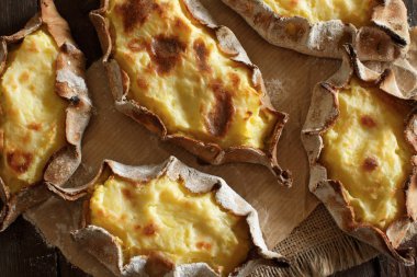 Patates ile geleneksel Karelya pasties