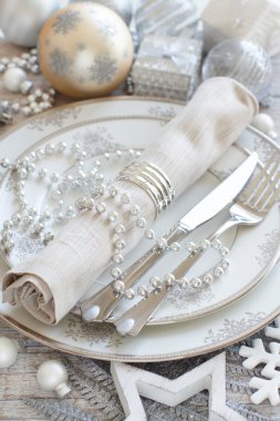 Gümüş ve krem Noel tablo ayarı 