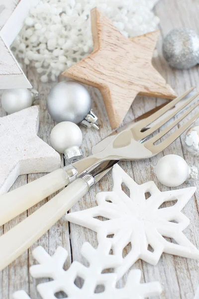 Ασήμι και κρέμα πιρούνι και μαχαίρι με χριστουγεννιάτικα στολίδια — Φωτογραφία Αρχείου