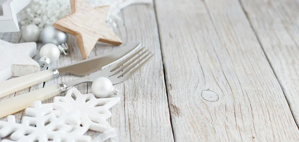 Ajuste de mesa de Navidad de plata y crema — Foto de Stock