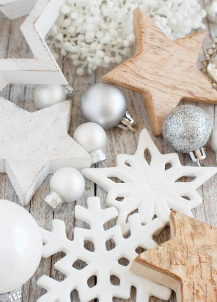 Decoraciones de Navidad de plata y crema — Foto de Stock