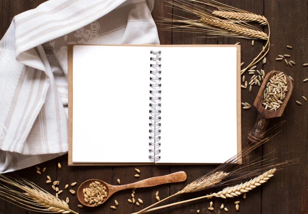 Notebook en tarwe — Stockfoto