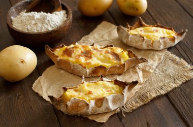 Patates ile geleneksel Karelya pasties