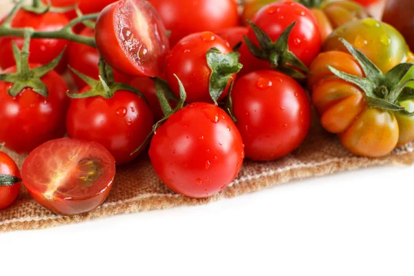 Świeże pomidory izolowane na białym — Zdjęcie stockowe