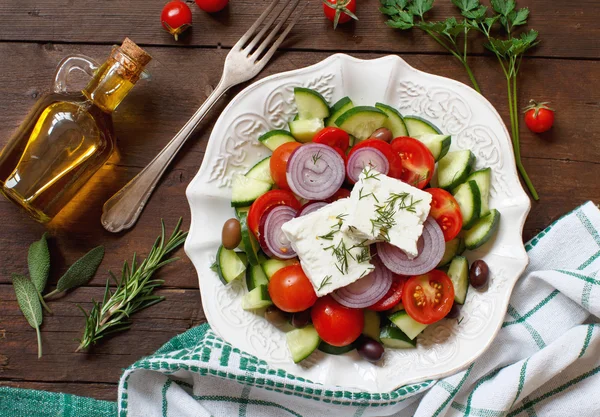 Ensalada griega e ingredientes vista superior —  Fotos de Stock
