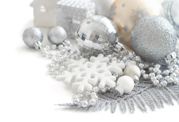 Silber und creme weihnachtsdekoration — Stockfoto