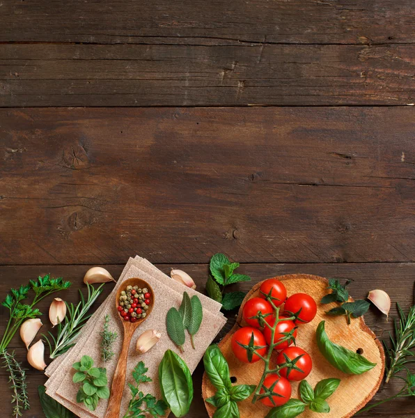 Pasta de lasaña cruda, verduras y hierbas — Foto de Stock
