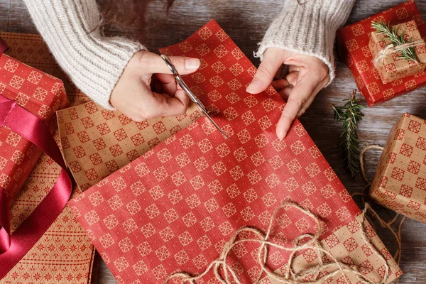 Iemand Knipt Ambachtelijk Papier Wikkelt Cadeautjes Houten Tafelblad — Stockfoto