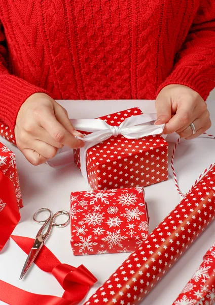 Vrouw Bindt Een Lint Strik Een Verpakt Cadeau Close — Stockfoto