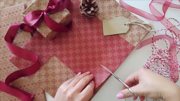 Alguien cortando papel artesanal y envolviendo regalos — Vídeo de stock