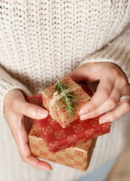 Handen Vasthouden Geschenkdozen Sluiten — Stockfoto