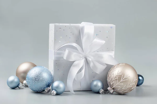 Weihnachtsgeschenk Mit Schleife Und Dekoration Aus Nächster Nähe — Stockfoto