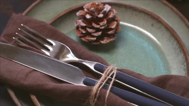 Rustieke feestelijke tafelschikking op houten tafel — Stockvideo
