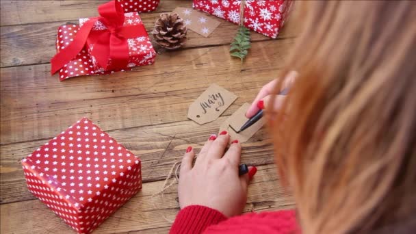 Név ráírása karácsonyi ajándékcímkére — Stock videók
