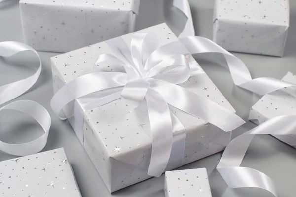 Серые Подарочные Коробки Белой Лентой Сером — стоковое фото