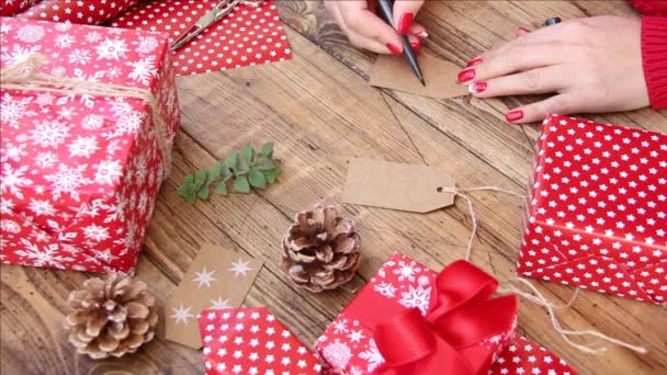 Psaní jména na dárkové visačce pro vánoční dárek — Stock video