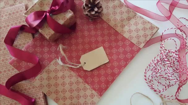 Proceso de envoltura de regalos en una mesa — Vídeos de Stock