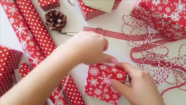 Женщина упаковывает рождественский подарок — стоковое видео