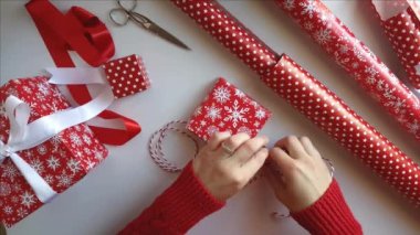 Noel hediyesini paketleyen kadın