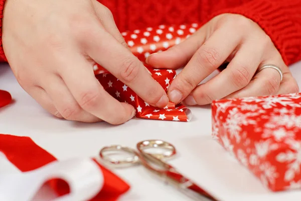 Vrouw Rode Trui Verpakking Aanwezig Een Rood Papier Close — Stockfoto