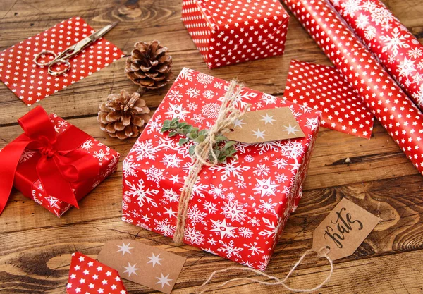 Ingepakt Kerstcadeau Een Houten Tafel Close — Stockfoto