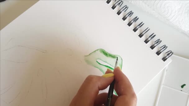 Femme peinture Monstera feuille avec aquarelles gros plan — Video