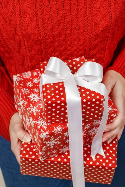 Vrouw Rood Trui Haolding Cadeautjes Handen Close — Stockfoto
